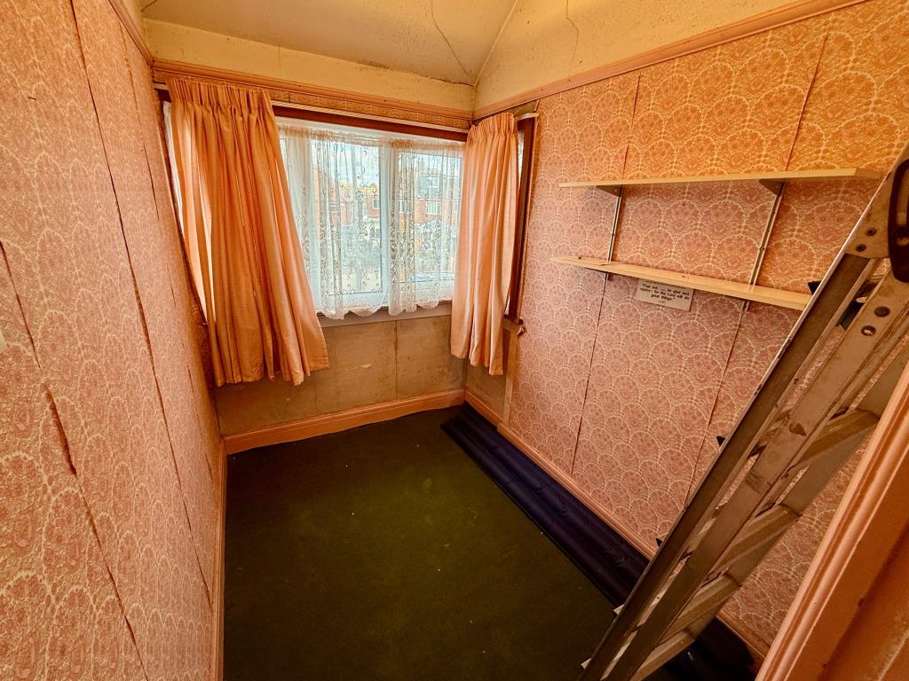 Lot: 130 - SEMI-DETACHED HOUSE FOR REBURBISHMENT - Box room